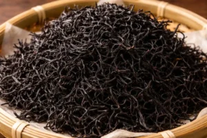 Cuenco de mimbre lleno de alga hiziki deshidratada.