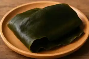 Hoja de kombu en un plato.