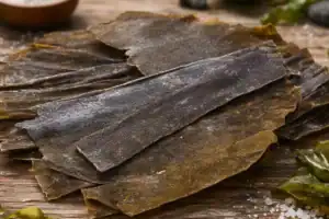Montón de trozos de kombu seco.