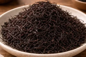 Plato lleno de alga arame deshidratada.