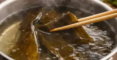 Preparando un caldo umami de alga kombu (dashi)
