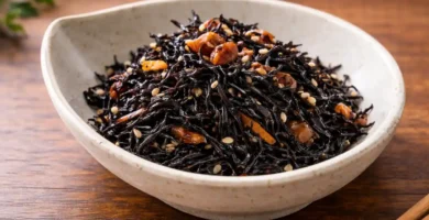 Cuenco con ensalada de alga hijiki fresca.