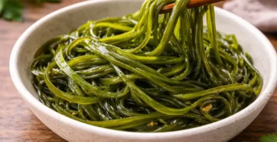 Cuenco lleno de espagueti de mar fresco.