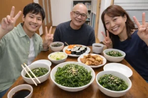 Familia japonesa disfrutando de una comida con sushi y algas wakame.